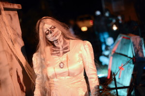 En opini&Ucirc;n de Hijo una de las leyendas urbanas m&middot;s adecuadas para Halloween, es 'La chica de la curva': &igrave;Alguien conduce por una carretera y ve a una mujer que hace autostop en el arc&Egrave;n...