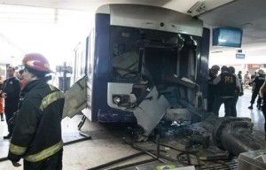 Autoridades trabajan hoy, s&aacute;bado 19 de octubre de 2013, en el lugar en donde al menos 35 personas resultaron heridas, cinco de ellas de gravedad, en un accidente de tren en la concurrida estaci&oacute;n de Once, una de las m&aacute;s importantes de Buenos Aires, cuando un convoy choc&oacute; contra una valla de contenci&oacute;n del and&eacute;n. 