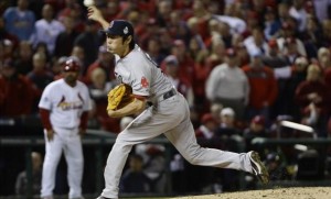 El japon&eacute;s Koji Uehara de los Medias Rojas de Boston lanza ante los Cardenales de San Luis durante el juego de la MLB de la Serie Mundial de B&eacute;isbol, disputado en el estadio Busch, en San Luis, Misuri.