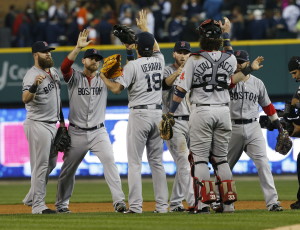 Los jugadores de los Medias Rojas de Boston celebran la victoria ante los Tigres de Detroit hoy, martes 15 de octubre de 2013, tras disputar el juego de la Serie del Campeonato de la Liga Americana en el Comerica Park de Detroit, Michigan (EEUU). Despu&eacute;s de siete juegos el ganador se enfrentar&aacute; a Los Dodgers de Los &Aacute;ngeles o los Cardenales de San Luis en la Serie Mundial.