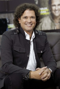 Carlos Vives hace un viaje nostálgico a la historia del desarraigo colombiano.