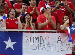  Aficionados chilenos asisten hoy, martes 15 de octubre de 2013, al partido entre Chile y Ecuador clasificatorio al mundial de f&uacute;tbol Brasil 2014, en el Estadio Nacional de Santiago (Chile). 