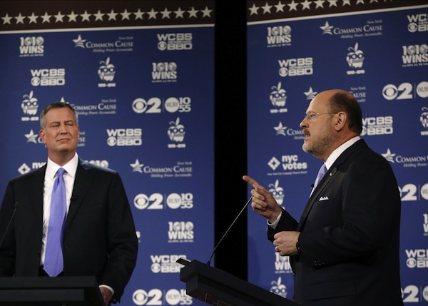 Los candidatos la alcaldía de Nueva York, el demócrata Bill de Blasio (i), y el republicano Joe Lhota (d), participan hoy, martes 22 de octubre de 2013, en el segundo de tres debates previos a las elecciones de alcalde el próximo 5 de noviembre de 2013 en Nueva York.