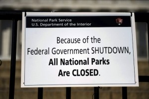 Vista de un cartel que proh&iacute;be el acceso al Memorial Lincoln, en Washington (Estados Unidos), hoy, martes 1 de octubre de 2013. Estados Unidos amaneci&oacute; hoy con el Gobierno parcialmente cerrado por primera vez en 17 a&ntilde;os, una situaci&oacute;n que obligar&aacute; a 800.000 funcionarios a quedarse en casa sin cobrar y que no tiene visos de resolverse r&aacute;pido dada la polarizaci&oacute;n pol&iacute;tica que se vive en el Congreso. 
