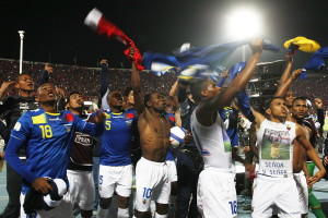 Los jugadores de Ecuador celebran su paso al mundial hoy, martes 15 de octubre de 2013, despu&eacute;s de la &uacute;ltima fecha de la clasificaci&oacute;n sudamericana para el Mundial de Brasil 2014 en el Estadio Nacional en Santiago de Chile (Chile). 