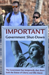  Vista de un cartel que anuncia que la Estatua de la Libertad permanece cerrada, debido al cierre parcial del Gobierno estadounidense, en Nueva York.