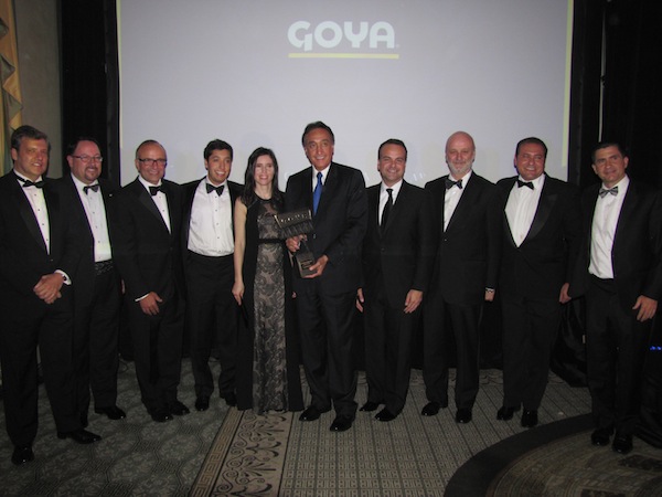 Henry Cisneros muestra orgulloso su premio. A su lado, algunos invitados especiales y directivos tanto de Goya como de Cámara de Comercio España-Estados Unidos.