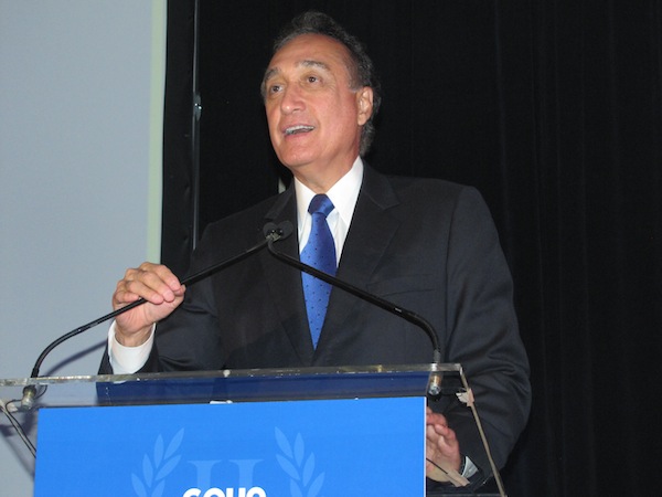 Cisneros también fue nombrado secretario de Vivienda y Desarrollo Urbano por el ex presidente Bill Clinton en 1992.