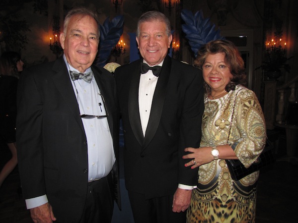 Jesús Peña, abogado en Peña & Khan; Rafael Pineda, ancla de Noticias 41 Univisión y Ángela Moncayo, gerente de ventas de Univisión.