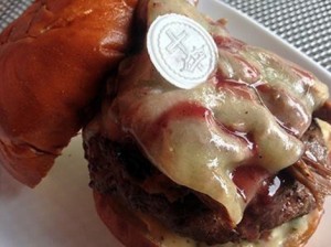 Hamburguesa con hostia ofende a cat&oacute;licos de ciudad estadounidense de Chicago.