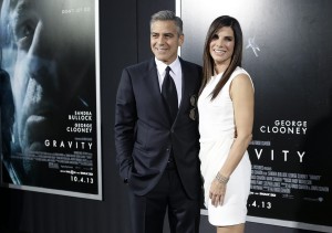 El actor estadounidense George Clooney (i) y la actriz Sandra Bullock (d) posan a su llegada para el estreno de la pel&iacute;cula "Gravity" hoy, martes 1 de octubre de 2013, en el teatro AMC Lincoln Square de Nueva York.