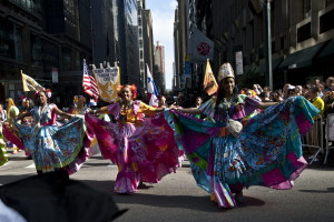 Un grupo de paname&ntilde;as participa en los festejos del D&iacute;a de la Hispanidad en Nueva York (EE.UU.). 