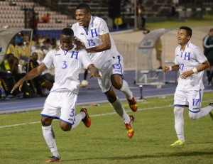 El jugador Maynor Figueroa Rochez (i) de la selecci&oacute;n de Honduras celebra con Carlo Costly Molina (c) tras anotar el segundo gol ante Jamaica hoy, martes 15 de octubre de 2013, durante el &uacute;ltimo partido del hexagonal final de la Concacaf clasificatorio al Mundial de Brasil 2014, disputado en el Estadio Nacional en Kingston (Jamaica). Honduras logr&oacute; la clasificaci&oacute;n al empatar 2-2.