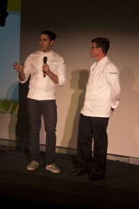 Chef James Tahhan (izquierda) describiendo su tortilla española junto al Chef Dan (derecha)