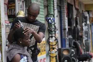 Colombia apuesta al Oscar 2014 con la "La Playa D.C.", la ópera prima del director Juan Andrés Arango que fue exhibida en la sección "Un certain regard" del Festival de Cine de Cannes y cuenta la odisea de tres hermanos afrocolombianos que huyen a la capital tras las presiones económicas de su familia.