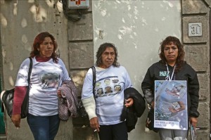 Familiares de los desaparecidos del bar Heaven posan previo a una rueda de prensa el pasado mes de septiembre, en Ciudad de México (México).