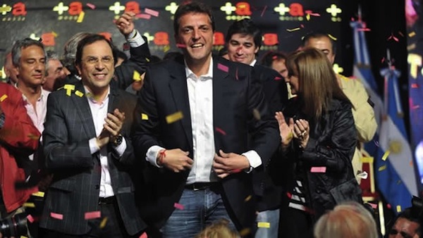 El alcalde de Tigre y diputado nacional electo por el opositor Frente Renovador, Sergio Massa (c), festeja los resultados electorales hoy, domingo 27 de octubre de 2013, en la sede de su partido en la localidad de Tigre, Provincia de Buenos Aires (Argentina). Contabilizados el 39,9 por ciento de los sufragios a nivel nacional y el 21,5 por ciento en la provincia de Buenos Aires, Massa, actual alcalde de la localidad bonaerense de Tigre, se impuso por el 42,64 por ciento de los votos, doce puntos por encima de su principal adversario político, el oficialista Martín Insaurralde, del gobernante Frente para la Victoria.