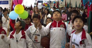 El equipo de ni&ntilde;os triquis, campeones del IV Festival Mundial de Mini Basquetbol que se realiz&oacute; en Argentina a su llegada hoy, jueves 17 de octubre de 2013, al aeropuerto internacional de Oaxaca donde fueron recibidos por cientos de personas que les ovacionaron por su excelente desempe&ntilde;o en este torneo.
