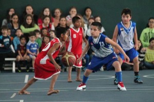 Ni&ntilde;os descalzos del baloncesto muestran la cara bonita del deporte mexicano.