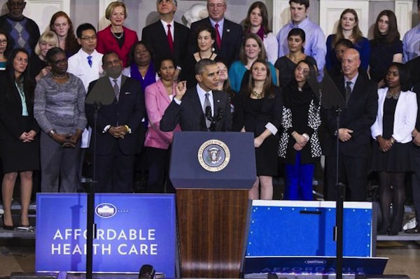 El presidente de EE.UU., Barack Obama (c), pronuncia un discurso hoy, miércoles 30 de octubre de 2013, durante el acto "Affordable Care Act" en Boston (Massachusetts), donde dijo que "no hay excusas" por los fallos del mercado online para contratar seguros médicos, que volvió a sufrir hoy problemas en el último de una serie de errores que se repiten desde su lanzamiento desde el primero de octubre.