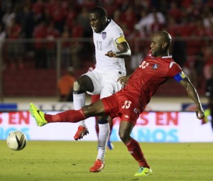 El jugador Felipe Baloy (d) de la selecci&oacute;n de Panam&aacute; disputa el bal&oacute;n con Jozy Altidore (i) del equipo de EE.UU., hoy, martes 15 de octubre de 2013, durante su partido de f&uacute;tbol clasificatorio para la Copa Mundial de F&uacute;tbol Brasil 2014, en Ciudad de Panam&aacute; (Panam&aacute;).