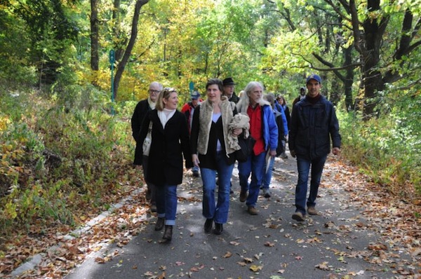 YDANIS RODRÍGUEZ, concejal de la ciudad de Nueva York, convocó a miembros de la comunidad a una caminata por los senderos del parque del norte de Manhattan e hicieran propuestas para mejoras de los parques.