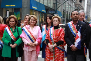 C&Oacute;NSULES LATINOS: Mar&iacute;a Teresa Merino de Hart (Per&uacute;), Elsa Cifuentes Aranzazu, (Colombia), Sandra Fuentes-Barain (M&eacute;xico) y F&eacute;lix Antonio Mart&iacute;nez (Rep&uacute;blica Dominicana).