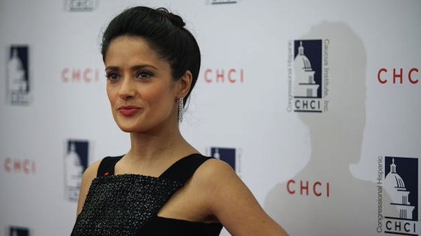 La actriz Salma Hayek Pinault posa antes de recibir la medalla de excelencia del Congressional Hispanic Caucus Institute (CHCI) en Washington.
