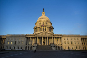 Senado de EEUU alcanza acuerdo para elevar techo de deuda y reabrir Gobierno.