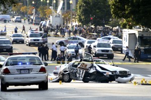 Vista de un veh&iacute;culo de la polic&iacute;a estrellado cerca al Capitolio hoy, jueves 3 de octubre de 2013, en Washington, DC (EEUU). La sospechosa del incidente que comenz&oacute; frente a la Casa Blanca y termin&oacute; con varios disparos en las inmediaciones del Capitolio, sede del Congreso de EEUU, est&aacute; muerta, seg&uacute;n los medios, que citan a fuentes policiales y legislativas, as&iacute; a testigos. 
