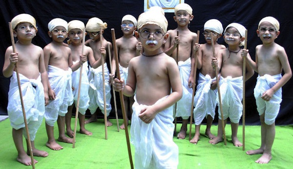 Un grupo de niños vestidos como Mohandas Karamchand "Mahatma" Gandhi participan en una ceremonia de homenaje y conmemoración del 144 aniversario de nacimiento del líder religioso y político indio en Bhopal (India), ayer, martes 1 de octubre de 2013.