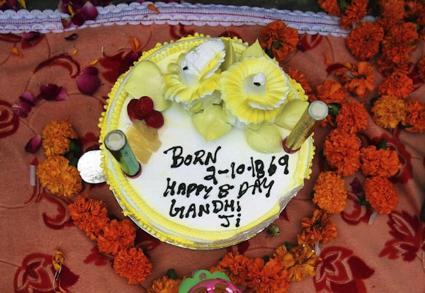 Un a tarta permanece decorada durante una ceremonia de homenaje y conmemoración del 144 aniversario de nacimiento del líder religioso y político indio, Mohandas Karamchand "Mahatma" Gandhi, en Amritsar (India), hoy, miércoles 2 de octubre de 2013. Los principales líderes políticos de la India rindieron hoy homenaje al considerado "padre" de la nación, en el día en el que se cumplen 144 años de su nacimiento. El aniversario de su nacimiento es un día festivo en la India y ha sido reconocido internacionalmente como el Día de la No Violencia. Gandhi hizo de la "no violencia" o desobediencia civil una estrategia de lucha contra el Imperio Británico, abogó por acabar con la injusticia perpetuada por el sistema hindú de castas y fue un firme defensor de la armonía interreligiosa.