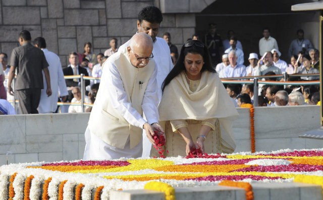 Lal Krishna Advani, líder del principal partido opositor de la India, el hinduista BJP, y su hija, Pratibha, rinden tributo a Mohandas Karamchand "Mahatma" Gandhi durante una ceremonia de homenaje y conmemoración del 144 aniversario de nacimiento del líder religioso y político indio, en Nueva Delhi (India).