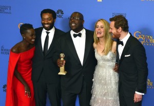 Director brit&aacute;nico Steve McQueen (C) mantiene el Globo de Oro a la Mejor Pel&iacute;cula - Drama de '12 a&ntilde;os a Slave 'mientras posa con (LR) actriz de Kenia-mexicana Lupita Nyong'o, Chiwetel Ejiofor actor brit&aacute;nico, la actriz Sarah Paulson EE.UU. y el actor germano-irland&eacute;s Michael Fassbender en la sala de prensa en la 71 &ordf; Edici&oacute;n de los premios Globo de Oro en el Hotel Beverly Hilton, en Beverly Hills, California.