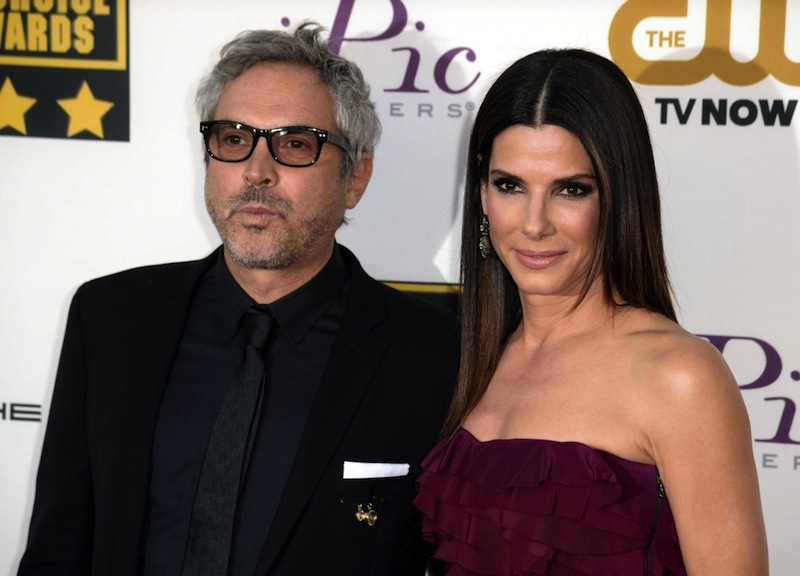 La actriz estadounidense Sandra Bullock (d) y el director mexicano Alfonso Cuarón (i) posan a su llegada hoy, jueves 16 de enero de 2014, para la entrega de los Critics' Choice Awards, en Santa Monica, California.