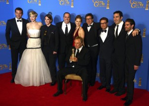 l reparto y el equipo de 'American Hustle' posan con el Globo de Oro a la Mejor Pel&iacute;cula - Comedia o Musical, en la sala de prensa en la 71 &ordf; Edici&oacute;n de los premios Globo de Oro en el Hotel Beverly Hilton, en Beverly Hills, California,