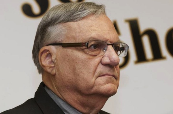 Joe Arpaio considera la posibilidad de postularse a gobernador de Arizona.