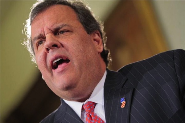 El gobernador de Nueva Jersey (EE.UU.), Chris Christie, cesó hoy a su jefa adjunta de gabinete, Bridget Anne Kelly, y pidió disculpas "humillado" y se disculpa por "Bridgegate".