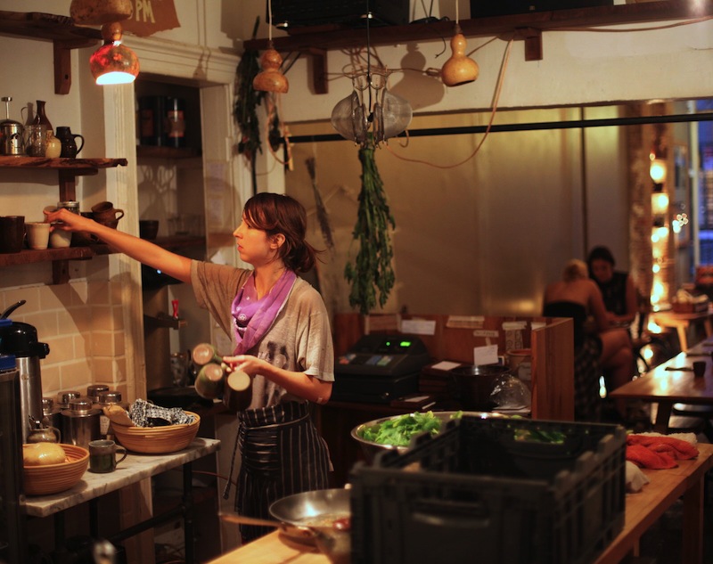 Fotografía cedida por el Restaurante Eat hoy, sábado 11 de enero de 2014, que muestra la cocina del local, en el barrio polaco de Greenpoint, en Nueva York (EE.UU.). Retiro espiritual, paréntesis en una ciudad tan ruidosa como Nueva York, curso acelerado de mímica o manera de explorar la relación entre el hombre y el alimento.