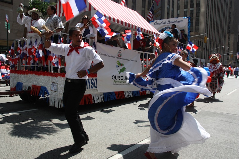 Grupos folklóricos en pleno baile durante el desfile dominicano en la Gran Manzana. Atrás la carroza del Consulado de República Dominicana en Nueva York. Foto: Archivo/NV.