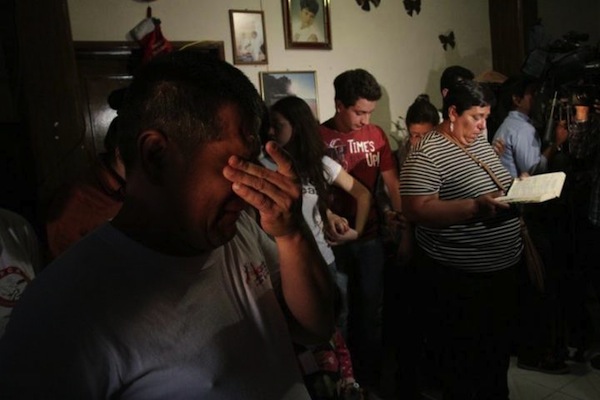 Familiares del mexicano Edgar Tamayo Arias, condenado a la pena de muerte en EE.UU. rezan hoy, 22 de enero de 2014, en el municipio mexicano de Miacatlán, en el estado de Morelos.