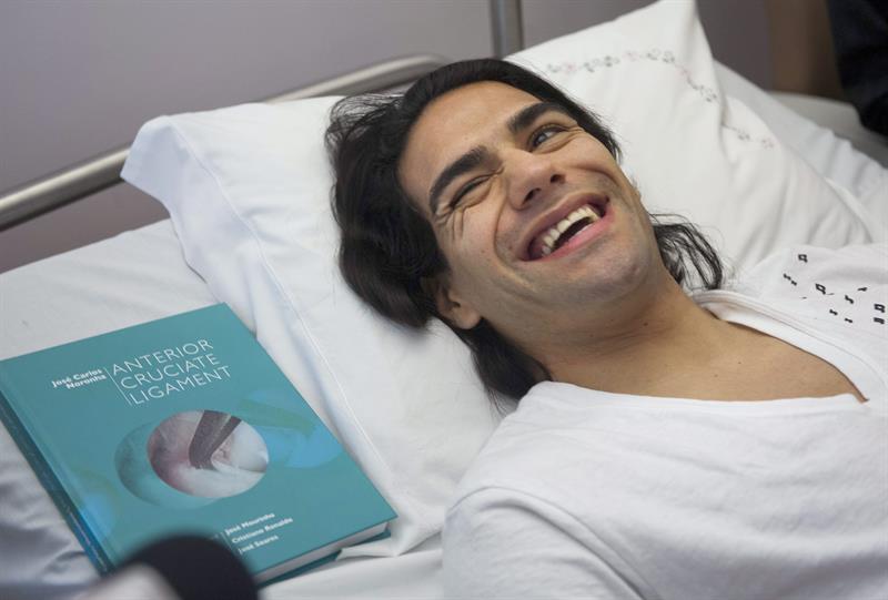 El futbolista colombiano Radamel Falcao del AS Monaco en el Hospital Trindade en Oporto, Portugal.