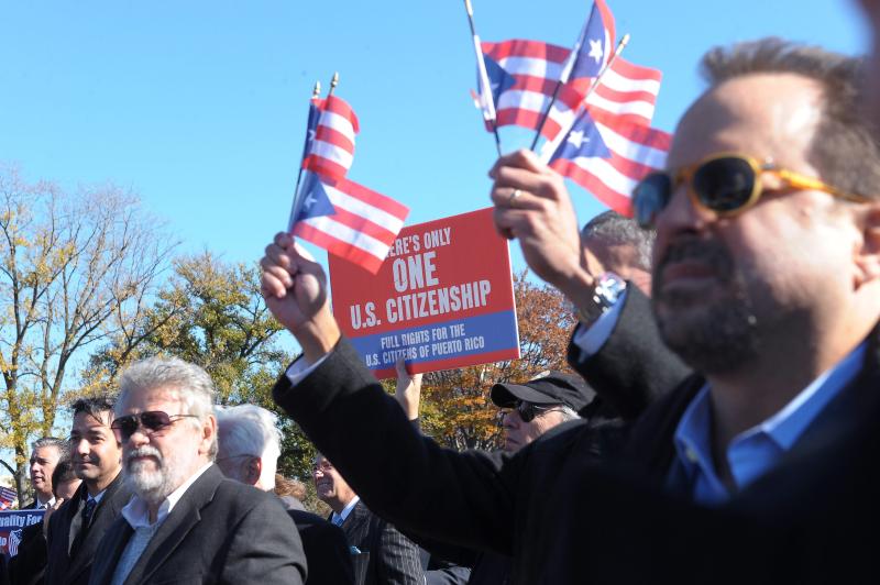 Puerto Rico es un Estado Libre Asociado a EE.UU., un régimen que le somete a las leyes federales y le confiere cierta autonomía para gestionar sus asuntos internos, al tiempo que le niega algunos derechos de los que sí gozan los 50 estados restantes.