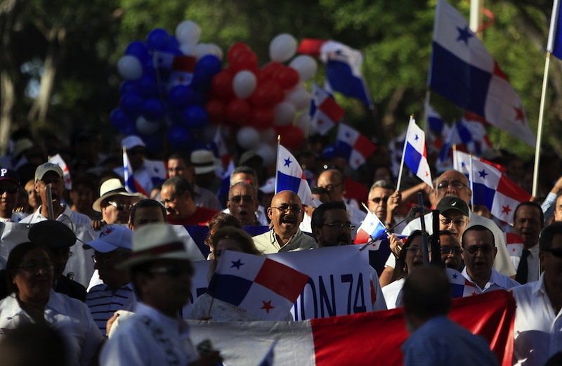 Un grupo de panameños, incluyendo exalumnos del Instituto Nacional de Panamá que participaron en la gesta soberanista del 9 de enero de 1964, participan de un acto de conmemoración hoy, jueves 9 de enero de 2014, en Ciudad de Panamá (Panamá).