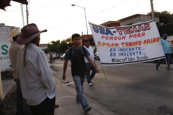 Familiares y amigos del mexicano Édgar Tamayo, condenado a la pena de muerte en EE.UU. y cuya ejecución está prevista para mañana, marchan hoy, martes 21 de enero de 2014, en Miacatlán, estado de Morelos (México).