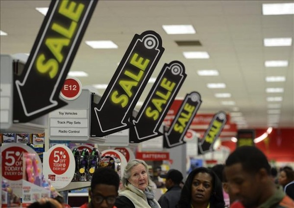 Consumidores aprovechan las rebajas y ofertas en una tienda Target. Foto Archivo.