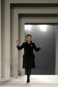 La dise&ntilde;adora venezolana Carolina Herrera saluda al p&uacute;blico tras mostrar sus modelos para la colecci&oacute;n oto&ntilde;o/invierno durante la semana de la moda Mercedes-Benz de Nueva York, Estados Unidos hoy 10 de febrero de 2014.