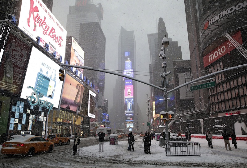 Vista en Times Square. Varias personas caminan en Times Square, en Nueva York
