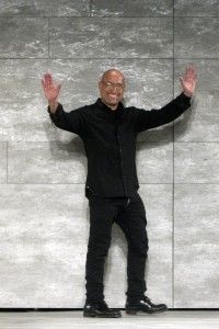  El venezolano &Aacute;ngel S&aacute;nchez saluda tras presentar su colecci&oacute;n de oto&ntilde;o-invierno "Inocencia oscura" hoy, lunes 10 de febrero de 2014, en la Semana de la Moda de Nueva York.