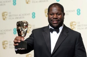 El realizador brit&middot;nico Steve McQueen posa con el BAFTA a mejor filme por "12 Years A Slave", que aspira a ser uno de los triunfadores de los &rdquo;scar, a cuya 86 edici&Ucirc;n llega con 10 nominaciones.